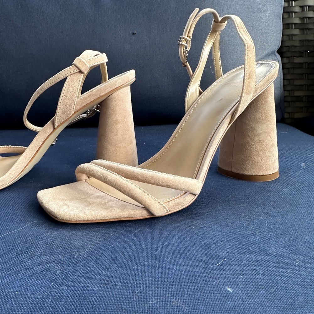 Like NEW Sam Edelman Kia Sandal Ankle Strap Block Heel nude /beige suede size 9.